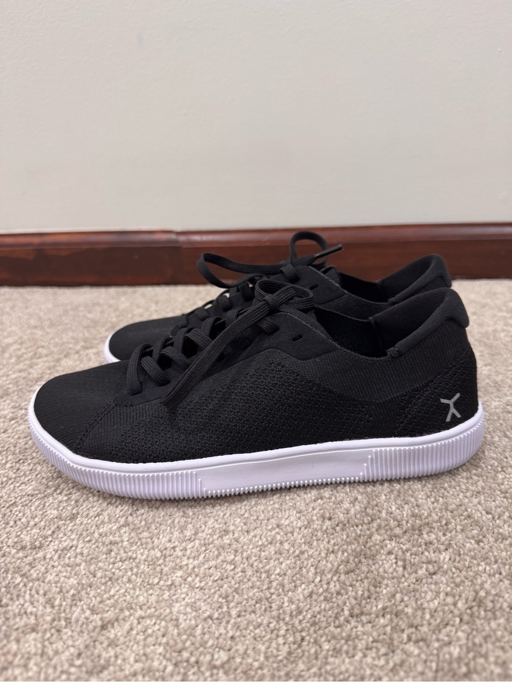 New! Flux Sz 7 Adapt Knit Trainer Black and White